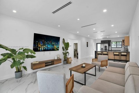 Villa ou maison à vendre à Miami, Floride: 4 chambres, 152.27 m2 № 1946284 - photo 12