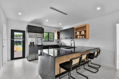 Villa ou maison à vendre à Miami, Floride: 4 chambres, 152.27 m2 № 1946284 - photo 5