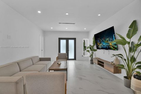 Villa ou maison à vendre à Miami, Floride: 4 chambres, 152.27 m2 № 1946284 - photo 14