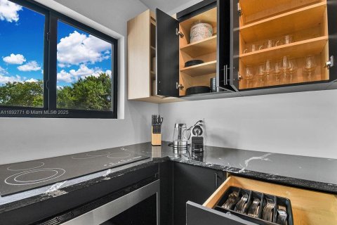 Villa ou maison à vendre à Miami, Floride: 4 chambres, 152.27 m2 № 1946284 - photo 8