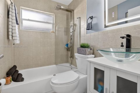 Villa ou maison à vendre à Hollywood, Floride: 3 chambres, 110.18 m2 № 1996052 - photo 17