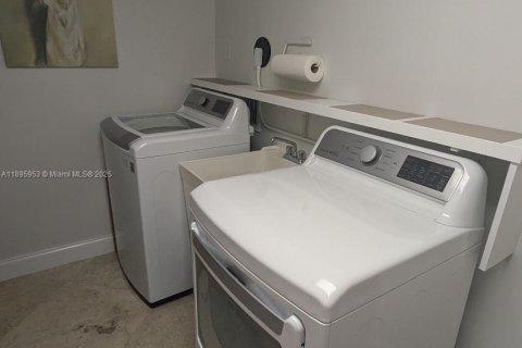 Condominio en venta en Fort Lauderdale, Florida, 3 dormitorios, 231.33 m2 № 1954976 - foto 15