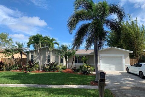 Villa ou maison à vendre à Dania Beach, Floride: 3 chambres, 137.87 m2 № 2057267 - photo 1