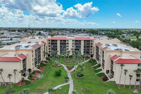 Condominio en venta en Port Charlotte, Florida, 2 dormitorios, 72.74 m2 № 1574517 - foto 1