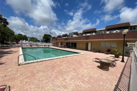Copropriété à vendre à North Miami, Floride: 1 chambre, 66.33 m2 № 2023958 - photo 4