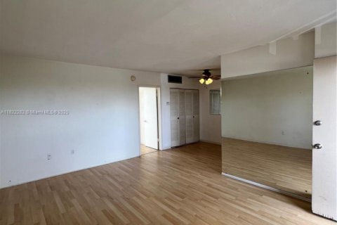 Condominio en venta en North Miami, Florida, 1 dormitorio, 57.32 m2 № 1783767 - foto 1