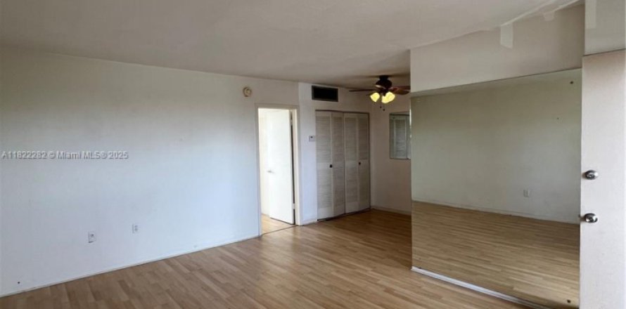 Condominio en North Miami, Florida, 1 dormitorio  № 1783767