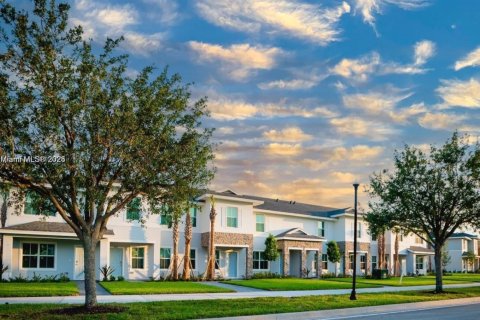 Снять в аренду таунхаус в Порт-Сент-Луси, Флорида 3 спальни, 136.01м2, № 1942301 - фото 3