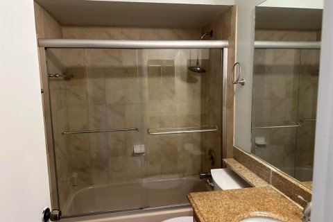 Снять в аренду виллу или дом в Уэст-Палм-Бич, Флорида 3 комнаты, 118.36м2, № 2180301 - фото 13