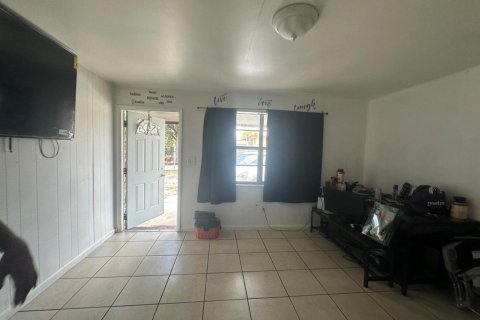 Commercial property in West Park, Florida 75.72 sq.m. № 2189660 - photo 7