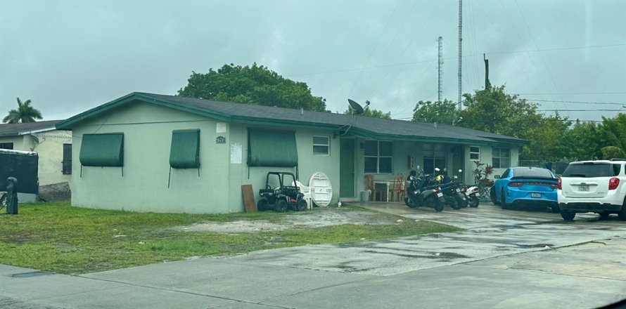Commercial property in West Park, Florida 75.72 sq.m. № 2189660