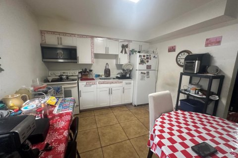 Commercial property in West Park, Florida 75.72 sq.m. № 2189660 - photo 10
