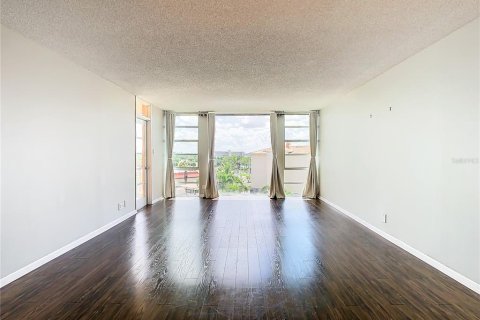 Condo in South Pasadena, Florida, 2 bedrooms  № 2214742 - photo 19
