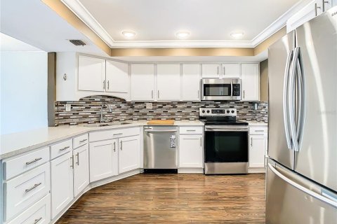 Condo in South Pasadena, Florida, 2 bedrooms  № 2214742 - photo 11