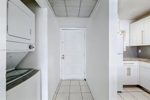 Villa ou maison à louer à Hialeah, Floride: 2 chambres, 69.68 m2 № 2385325 - photo 5