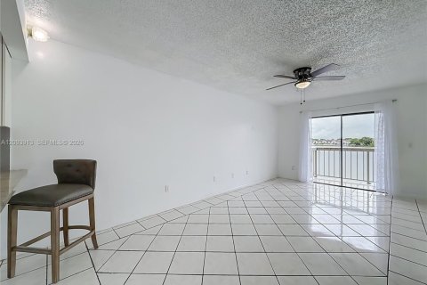 Villa ou maison à louer à Hialeah, Floride: 2 chambres, 69.68 m2 № 2385325 - photo 10