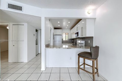 Villa ou maison à louer à Hialeah, Floride: 2 chambres, 69.68 m2 № 2385325 - photo 9