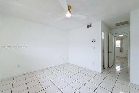 Villa ou maison à louer à Hialeah, Floride: 2 chambres, 69.68 m2 № 2385325 - photo 15