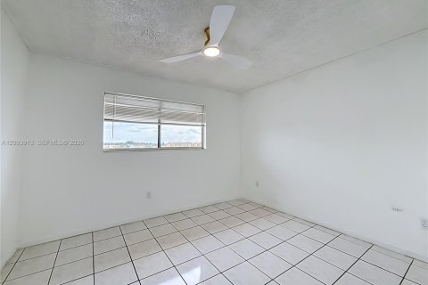 Villa ou maison à louer à Hialeah, Floride: 2 chambres, 69.68 m2 № 2385325 - photo 14