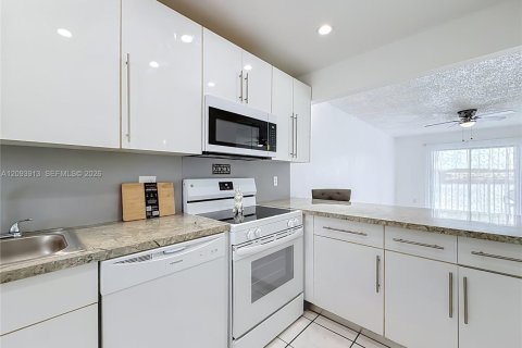 Villa ou maison à louer à Hialeah, Floride: 2 chambres, 69.68 m2 № 2385325 - photo 7