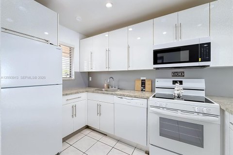 Villa ou maison à louer à Hialeah, Floride: 2 chambres, 69.68 m2 № 2385325 - photo 6