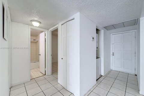 Villa ou maison à louer à Hialeah, Floride: 2 chambres, 69.68 m2 № 2385325 - photo 4
