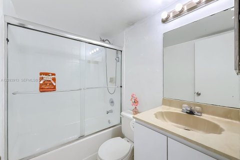 Villa ou maison à louer à Hialeah, Floride: 2 chambres, 69.68 m2 № 2385325 - photo 23