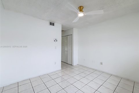 Villa ou maison à louer à Hialeah, Floride: 2 chambres, 69.68 m2 № 2385325 - photo 16