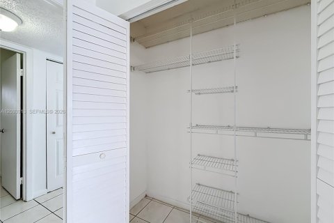 Villa ou maison à louer à Hialeah, Floride: 2 chambres, 69.68 m2 № 2385325 - photo 24