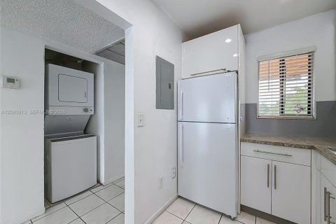 Villa ou maison à louer à Hialeah, Floride: 2 chambres, 69.68 m2 № 2385325 - photo 8