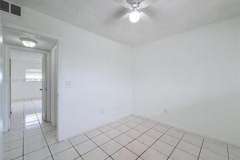 Villa ou maison à louer à Hialeah, Floride: 2 chambres, 69.68 m2 № 2385325 - photo 21