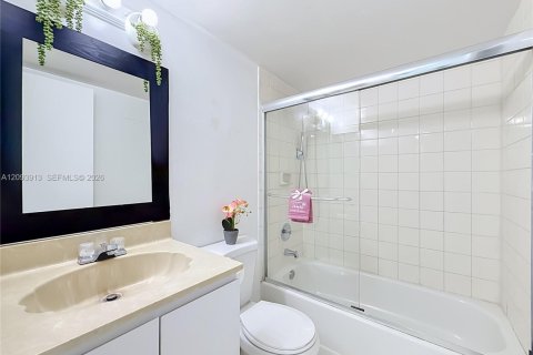 Villa ou maison à louer à Hialeah, Floride: 2 chambres, 69.68 m2 № 2385325 - photo 19