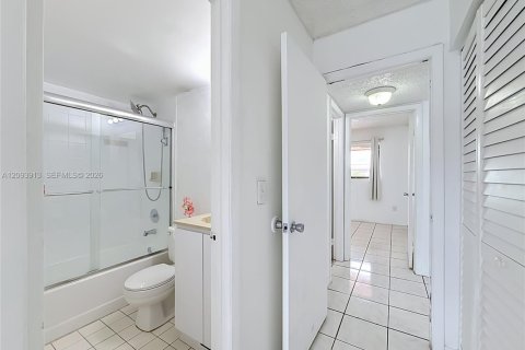 Villa ou maison à louer à Hialeah, Floride: 2 chambres, 69.68 m2 № 2385325 - photo 18