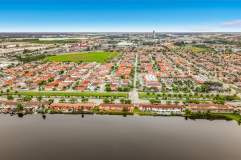 Villa ou maison à louer à Hialeah, Floride: 2 chambres, 69.68 m2 № 2385325 - photo 25