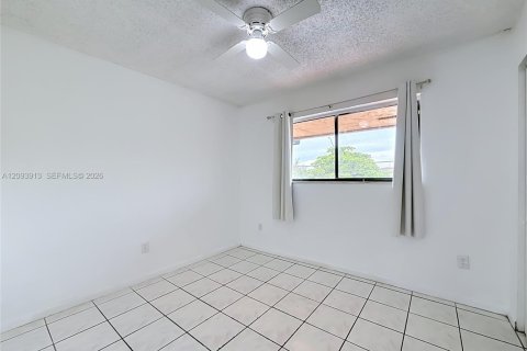 Villa ou maison à louer à Hialeah, Floride: 2 chambres, 69.68 m2 № 2385325 - photo 20
