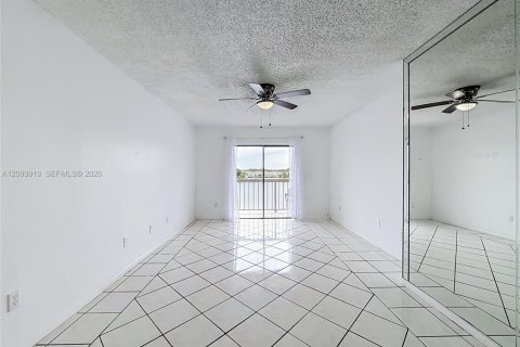 Villa ou maison à louer à Hialeah, Floride: 2 chambres, 69.68 m2 № 2385325 - photo 11