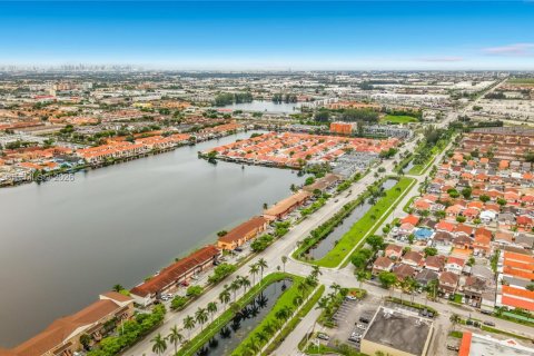 Villa ou maison à louer à Hialeah, Floride: 2 chambres, 69.68 m2 № 2385325 - photo 2