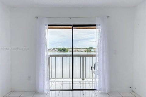 Villa ou maison à louer à Hialeah, Floride: 2 chambres, 69.68 m2 № 2385325 - photo 13