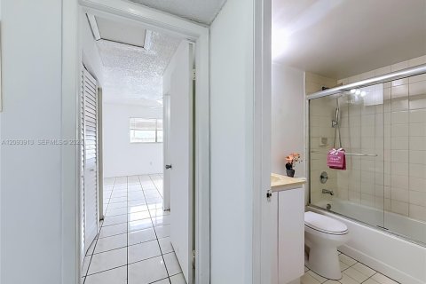 Villa ou maison à louer à Hialeah, Floride: 2 chambres, 69.68 m2 № 2385325 - photo 17