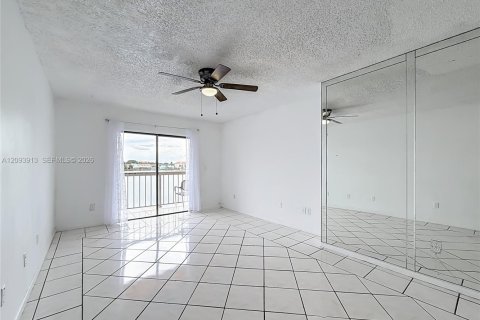 Villa ou maison à louer à Hialeah, Floride: 2 chambres, 69.68 m2 № 2385325 - photo 12