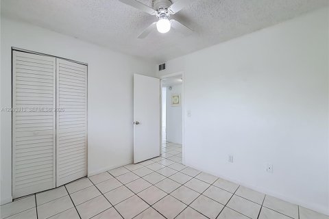Villa ou maison à louer à Hialeah, Floride: 2 chambres, 69.68 m2 № 2385325 - photo 22