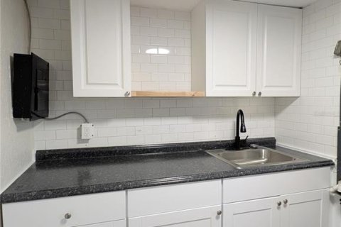 Propiedad comercial en alquiler en Saint Petersburg, Florida, 44.59 m2 № 1774884 - foto 8