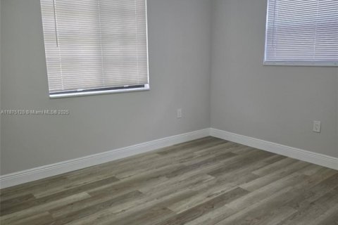 Casa en venta en Hialeah, Florida, 3 dormitorios, 106.84 m2 № 1921757 - foto 21