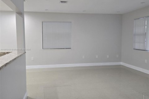 Купить виллу или дом в Хайалиа, Флорида 3 спальни, 106.84м2, № 1921757 - фото 3