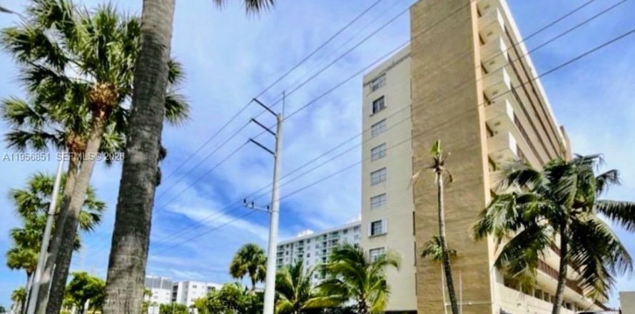 Кондоминиум с 1 спальней в Норт-Майами-Бич, Флорида № 2010718