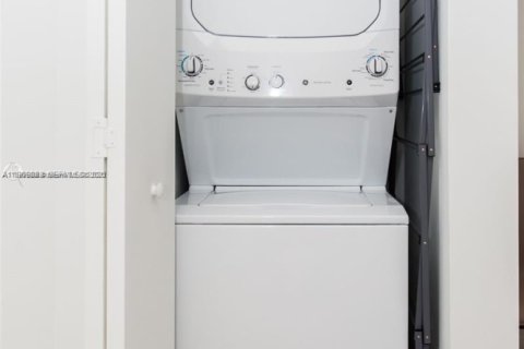 Condo in Miami, Florida, 2 bedrooms  № 2029869 - photo 15