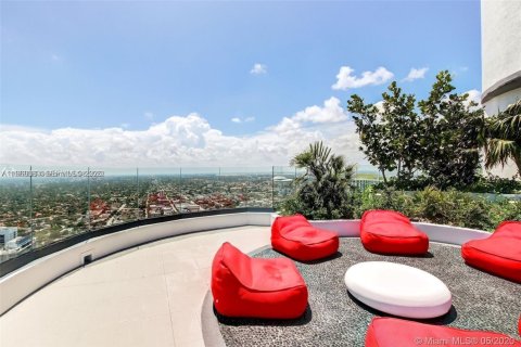 Condo in Miami, Florida, 2 bedrooms  № 2029869 - photo 24