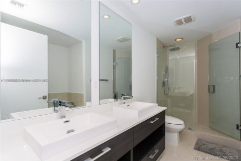 Condo in Miami, Florida, 2 bedrooms  № 2029869 - photo 10