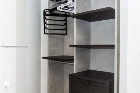 Condo in Miami, Florida, 2 bedrooms  № 2029869 - photo 12