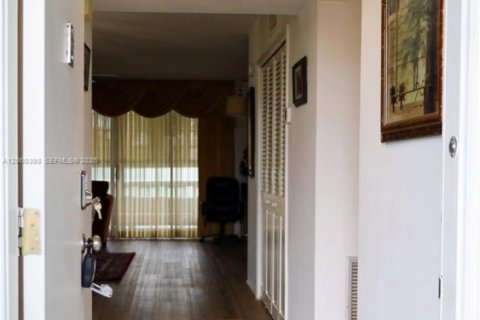 Condo in Miami, Florida, 2 bedrooms  № 2260283 - photo 3